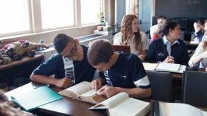黎明基督教学院的学生在课堂上一起学习圣经